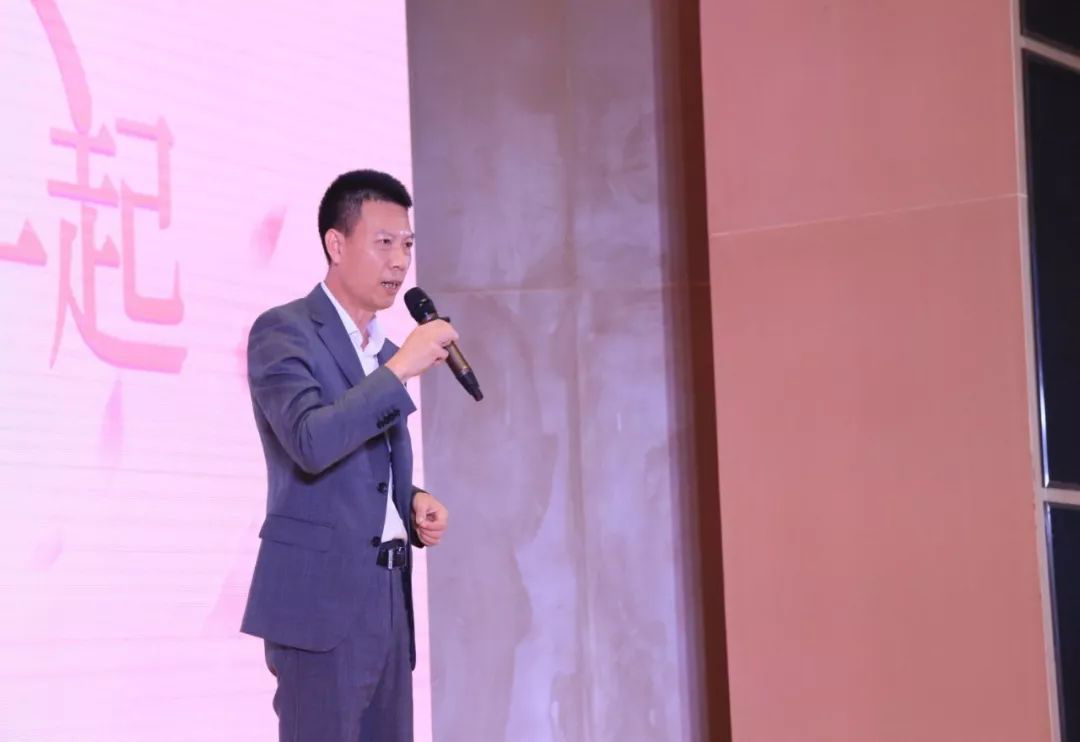 王亮标先生及深圳七星蕲艾健康科技有限公司总经理龚雅如女士做精彩